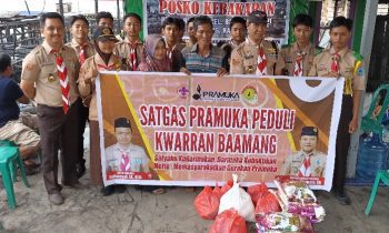 Satgas Peduli Pramuka Kwarran Baamang menyerahkan bantuan kepada korban kebakaran di Baamang Hulu Minggu sore 5 Maret 2023.