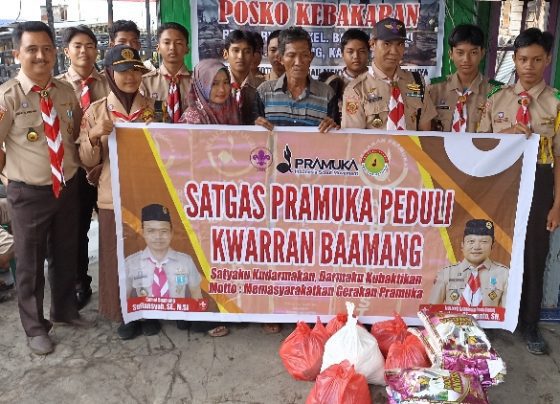 Satgas Peduli Pramuka Kwarran Baamang menyerahkan bantuan kepada korban kebakaran di Baamang Hulu Minggu sore 5 Maret 2023.