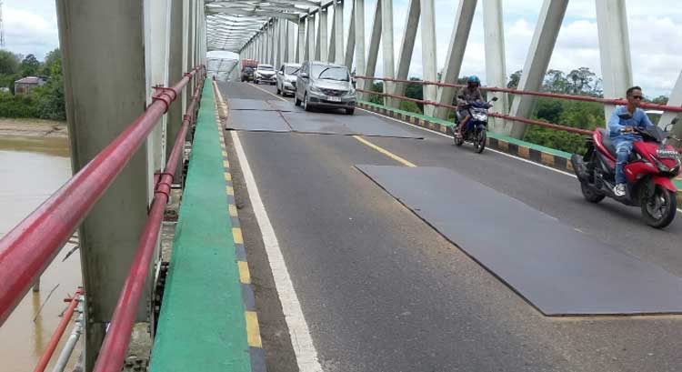 Jembatan Sei Katingan Kian Tua, Sebagian Aspal Ditutup Pelat Besi