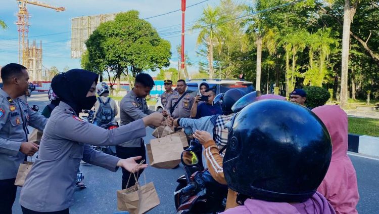 Hari Pertama Puasa, Personel Polda Kalteng Bagikan 300 Paket Takjil