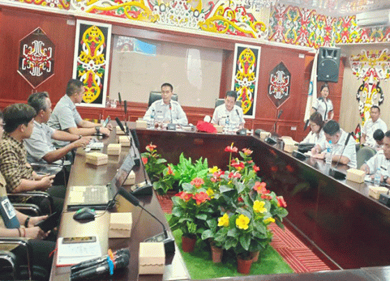 Sekda Hermon didampingi Asisten II Sekretariat Daerah Murung Raya Bidang Perekonomian dan Pembangunan Fery Hardy memimpin jalanya rapat koordinasi pembangunan Lisdes di Kantor Bupati Rabu 15 Maret 2023.