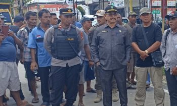 Sekretaris Komisi I DPRD Kotim Ardiansyah sebelah kanan petugas Polres Kotim menemui sopir truk yang berdemo Rabu 8 Maret 2023