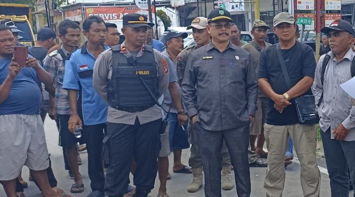 Sekretaris Komisi I DPRD Kotim Ardiansyah sebelah kanan petugas Polres Kotim menemui sopir truk yang berdemo Rabu 8 Maret 2023