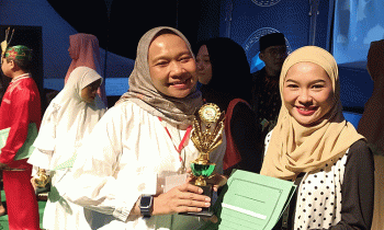 Seorang peserta utusan Baamang Hilir Annisa Kharisma kanan berhasil meraih juara tiga di dua kategori MTQ ke 52 Baamang di Stadion 29 November Selasa 28 Februari 2023. 1
