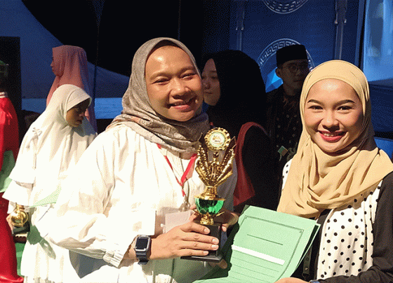Seorang peserta utusan Baamang Hilir Annisa Kharisma kanan berhasil meraih juara tiga di dua kategori MTQ ke 52 Baamang di Stadion 29 November Selasa 28 Februari 2023. 1