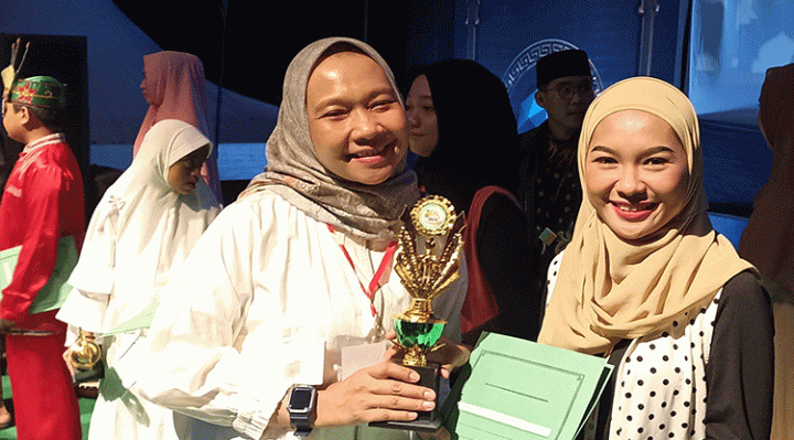 Seorang peserta utusan Baamang Hilir Annisa Kharisma kanan berhasil meraih juara tiga di dua kategori MTQ ke 52 Baamang di Stadion 29 November Selasa 28 Februari 2023. 1