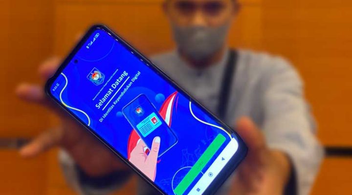 Seorang warga memperlihatkan aplikasi Identitas Kependudukan Digital.