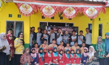 Sesi foto bersama keluarga besar SDN 4 Ketapang bersama PT Trakindo cabang Sampit