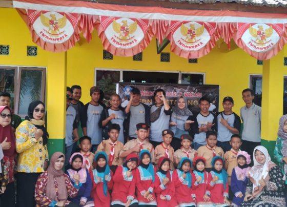 Sesi foto bersama keluarga besar SDN 4 Ketapang bersama PT Trakindo cabang Sampit