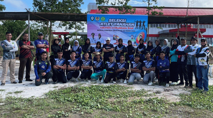 Sesi foto bersama para atlet panahan pimpinan dan jajaran pengurus Perpani Kotim Minggu 19 Maret 2023.