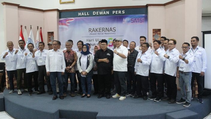 Sesi foto bersama usai pelantikan Pengurus Forum Pemred Media Siber Se indonesia Dilantik di Hall Dewan Pers.