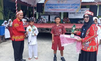 Siswa SDN 9 Baamang Tengah A Rizky Al Rahman juara 1 karate putra menerima penghargaan pada penutupan O2SN Kecamatan Baamang Kamis 9 Maret 2023.