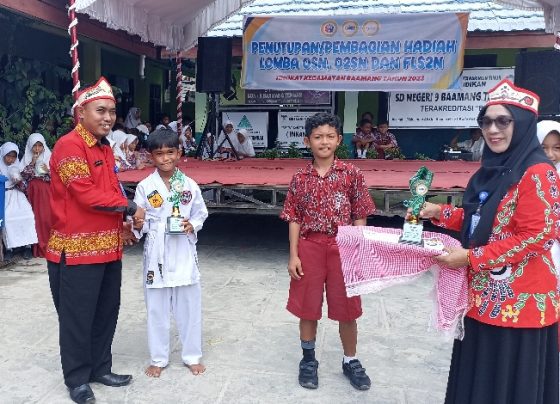 Siswa SDN 9 Baamang Tengah A Rizky Al Rahman juara 1 karate putra menerima penghargaan pada penutupan O2SN Kecamatan Baamang Kamis 9 Maret 2023.