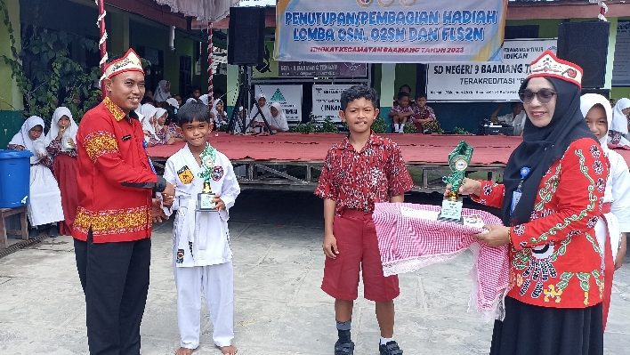Siswa SDN 9 Baamang Tengah A Rizky Al Rahman juara 1 karate putra menerima penghargaan pada penutupan O2SN Kecamatan Baamang Kamis 9 Maret 2023.