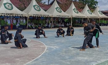 Siswa SMPN 3 Sampit menampilkan seni bela diri pencak silat pada puncak peringatan HUT ke 44 sekolah itu Baamang Sampit Sabtu 4 Maret 2023.