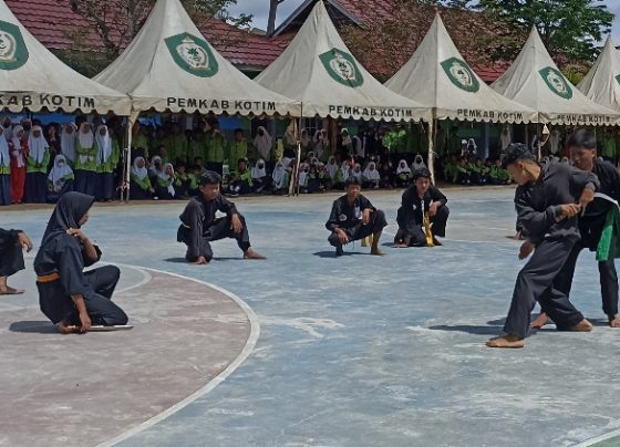 Siswa SMPN 3 Sampit menampilkan seni bela diri pencak silat pada puncak peringatan HUT ke 44 sekolah itu Baamang Sampit Sabtu 4 Maret 2023.