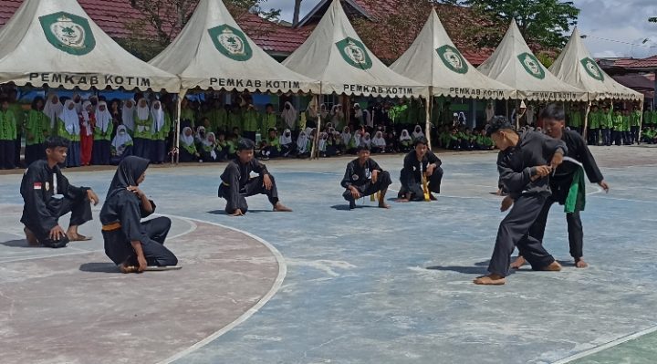 Siswa SMPN 3 Sampit menampilkan seni bela diri pencak silat pada puncak peringatan HUT ke 44 sekolah itu Baamang Sampit Sabtu 4 Maret 2023.