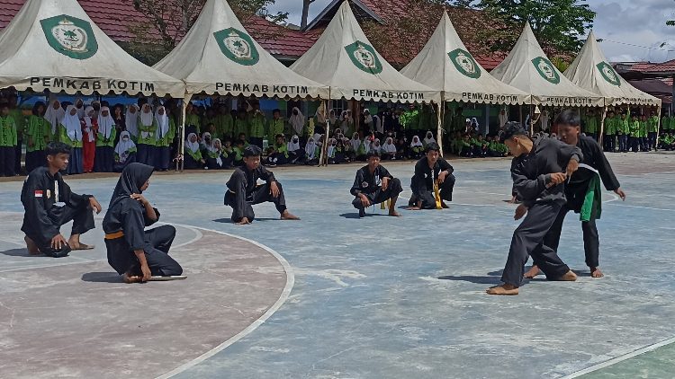 Aksi Para Siswa SMPN 3 Sampit Meriahkan Puncak HUT Ke-44
