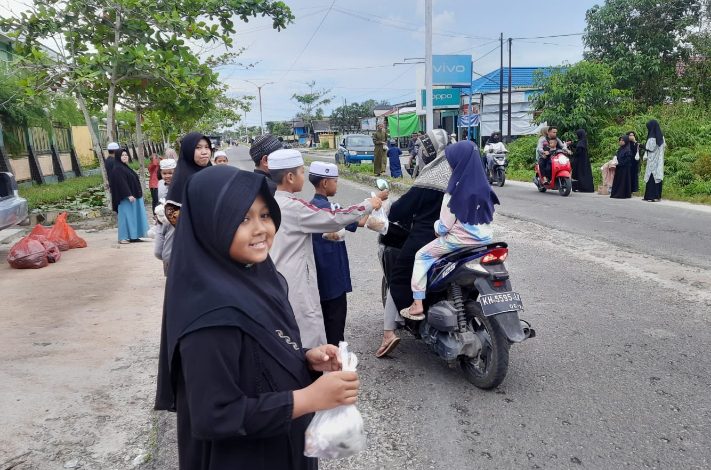Turun ke Jalan Bagi Takjil Wujud Pembelajaran Adab Berbagi oleh SDIT Al-Madaniyah Samuda 