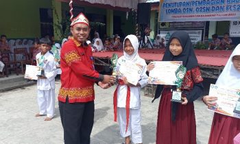 Siswi SDN 4 Baamang Hilir Niken Wahyu menerima penghargaan juara 1 cabor karate Kamis 9 Maret 2023