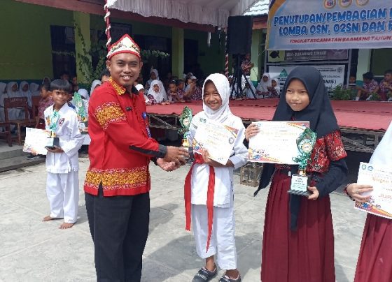 Siswi SDN 4 Baamang Hilir Niken Wahyu menerima penghargaan juara 1 cabor karate Kamis 9 Maret 2023