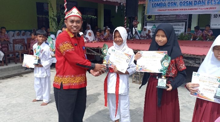 Siswi SDN 4 Baamang Hilir Niken Wahyu menerima penghargaan juara 1 cabor karate Kamis 9 Maret 2023