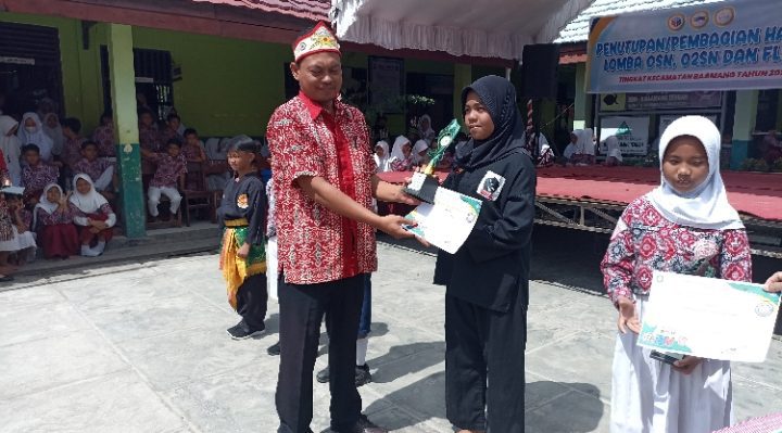 Siswi SDN 4 Baamang Tengah Penti Prisilawati menerima penghargaan juara 1 pencak silat O2SN Baamang di SDN 9 Bamang Tengah Kamis 9 Maret 2023