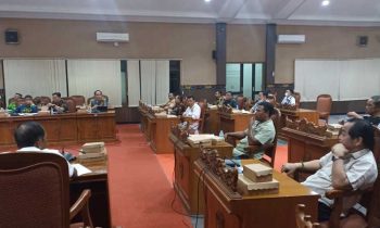 Suasana RDP DPRD Kotim Pembahasan Masalah Pemberian Izin Minimarket Modern di Kotim yang sempat menegang dan alot Kamis 9 Maret 2023