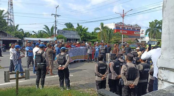 Suasana demo sopir truk galian C di depan DPRD Kotim Rabu 8 Maret 2023