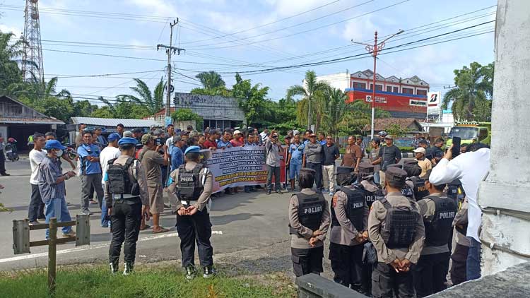 Ratusan Sopir Truk Berdemo, Sampaikan Tuntutan di Depan Gedung DPRD Kotim