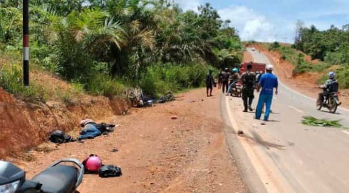 Suasana lokasi kejadian sesaat setelah tabrakan maut mengakibatkan dua pengendara motor meninggal dunia di tempat di Jalan Poros Telaga Antang Senin 6 Maret 2023.