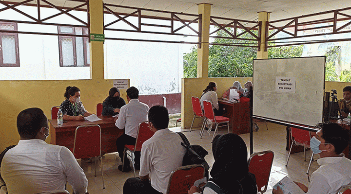 Suasana registrasi ulang para peserta Tes CAT Seleksi PPPK Kotim Minggu 19 Maret 2023.