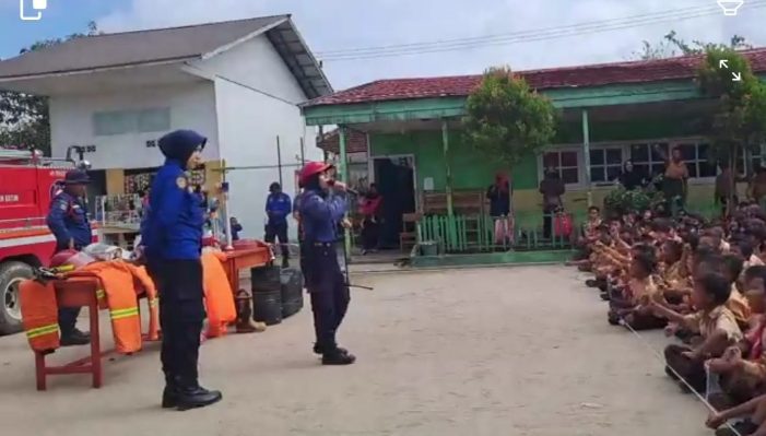 Suasana sosialisasi dan edukasi pencegahan kebakaran di SDN 1 Baamang Tengah Sampit oleh Disdamkarmat Kotim Sampit Sabtu 4 Maret 2023.