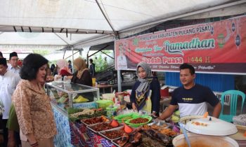 Taty Narang saat meninjau Pasar Ramadan Pulang Pisau.