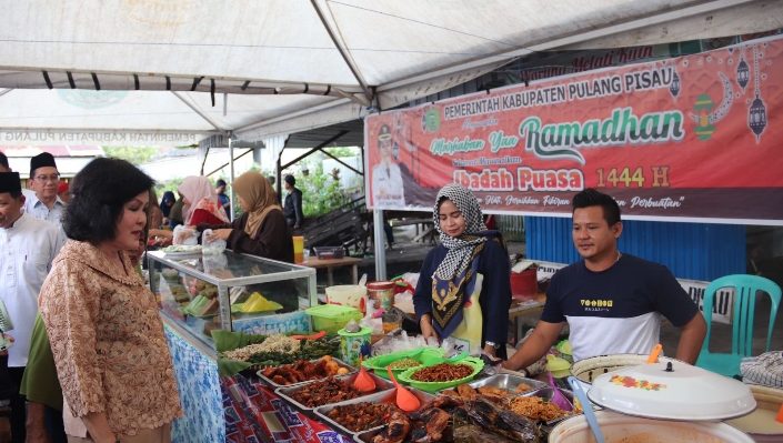 Taty Narang saat meninjau Pasar Ramadan Pulang Pisau.