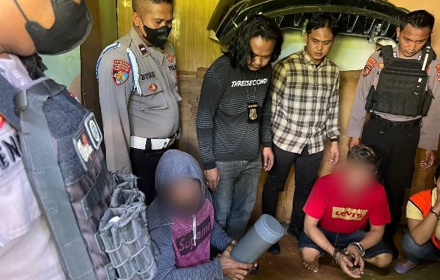 Tersangka pemilik sabu 1 kilogram pegang pipa saat diamankan polisi Kamis 2 Maret 2023 lalu.