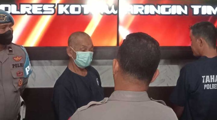 Tersangka penusukan saat diinterogasi petugas Polres Kotim Jumat 3 Maret 2023.