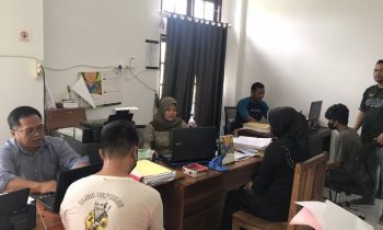 Tiga tersangka pengedar sabu saat diperiksa petugas Polsek Baamang.