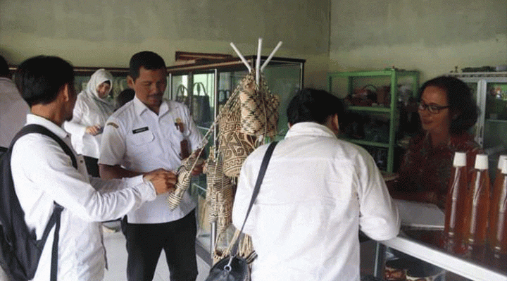 Tim Dinas Kominfostandi Pemprov Kalteng mengunjungi beberapa kelompok pengrajin anyaman rotan di Desa Gohong Kecamatan Kahayan Hilir Kabupaten setempatRabu 8 Maret 2023.