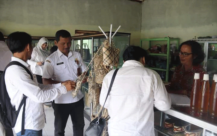Tim Kominfostandi Kalteng Gali Potensi dan Lihat Masalah Pengrajin Rotan Desa Gohong