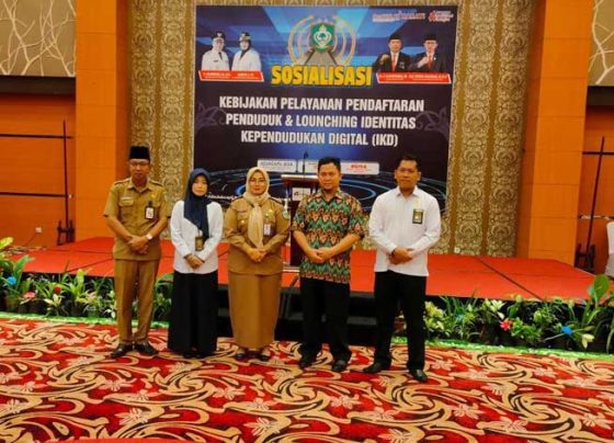 Wabup Kotim Irawati bersama Kepala Disdukcapil Kotim dan Disdukcapil Provinsi Kalteng saat berfoto bersama saat peluncuran Identitas Kependudukan Digital.