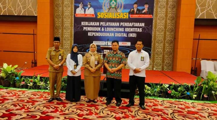 Wabup Kotim Irawati bersama Kepala Disdukcapil Kotim dan Disdukcapil Provinsi Kalteng saat berfoto bersama saat peluncuran Identitas Kependudukan Digital.