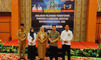 Wabup Kotim Irawati saat berfoto bersama.