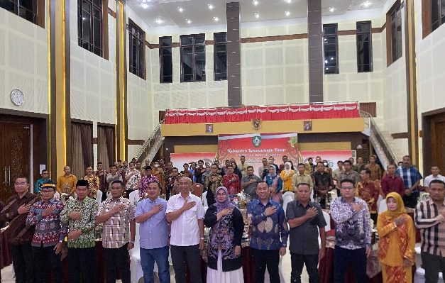 Wakil Bupati Kotim Irawati beserta jajaran saat berfoto bersama dengan Wakapolda Kalteng beserta jajaran dan Dandim 1015 Sampit