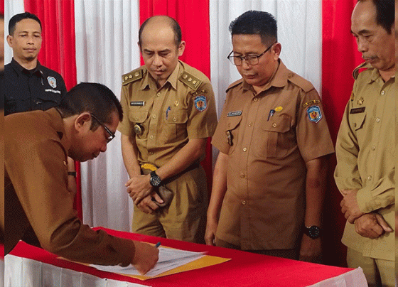 Wakil Bupati Murung Raya Rejikinoor foto bersama dengan Markudius Dani yang purna tugas sebagai Kepala Dinas Perkimtan Kabupaten Mura Selasa 28 Februari 2023.