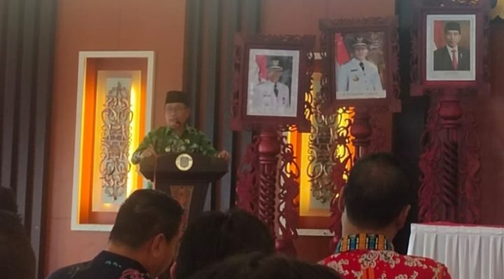 Wakil Bupati Murung Raya Rejikinoor saat memberi arahan saat syukuran penerimaan penghargaan dari Perwakilan BKKBN Kalteng Kamis 9 Maret 2023.