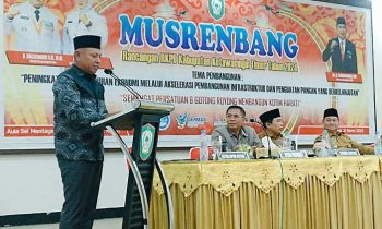 Wakil Ketua I DPRD Kotim Rudianur berdiri di mimbar menyampaikan sambutan pada Musrenbang RKPD Kabupaten Kotim Selasa 21 Maret 2023