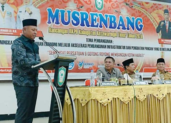 Wakil Ketua I DPRD Kotim Rudianur berdiri di mimbar menyampaikan sambutan pada Musrenbang RKPD Kabupaten Kotim Selasa 21 Maret 2023