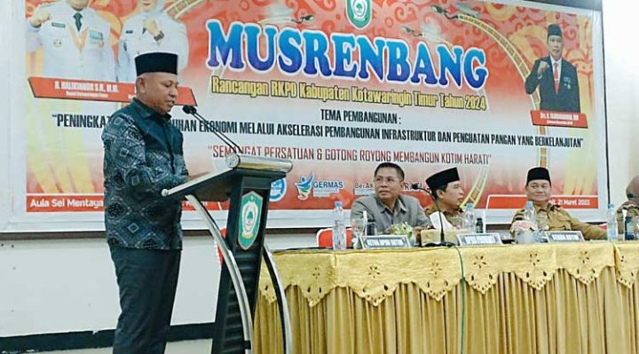 Wakil Ketua I DPRD Kotim Rudianur berdiri di mimbar menyampaikan sambutan pada Musrenbang RKPD Kabupaten Kotim Selasa 21 Maret 2023