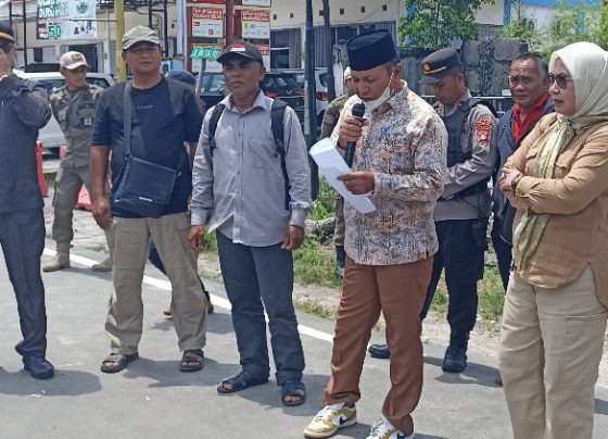 Wakil Ketua I DPRD Kotim Rudianur beserta sejumlah Anggota DPRD Kotim saat membacakan rekomendasi hasil RDP di depan pendemo Rabu 8 Maret 2023.